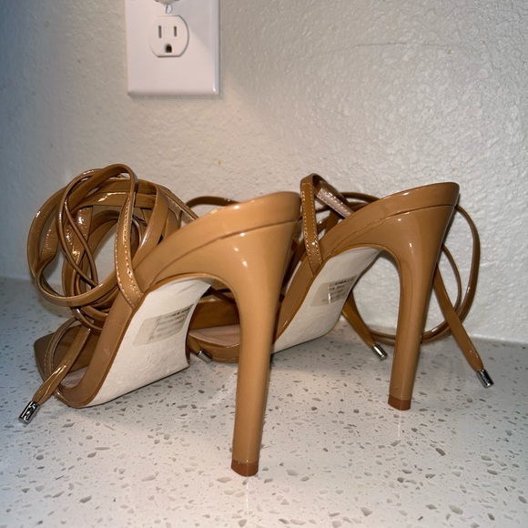 Steve Madden Heels Size 8 women’s brown. Lace up - Picture 3 of 3